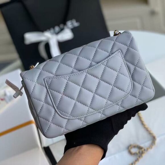 Classic CHANEL Bag: A Stylish and Versatile Choice for Elegance - Picture 5 of 6